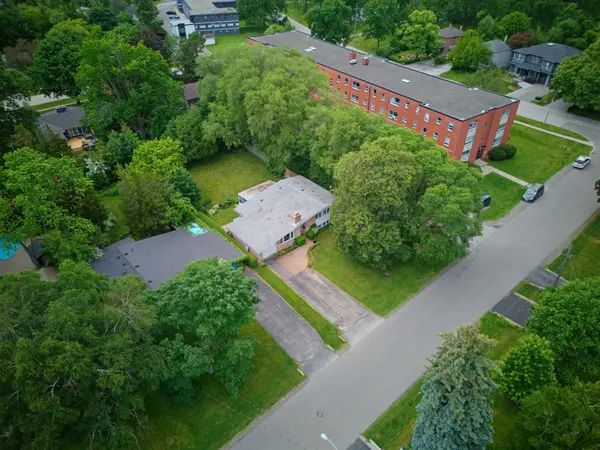 320 River Side DR, Oakville, ON L6K 3N4