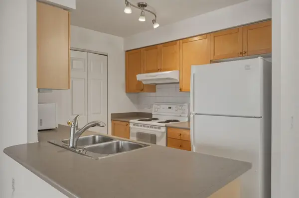 55 Strathaven DR #1202, Mississauga, ON L5R 4G9