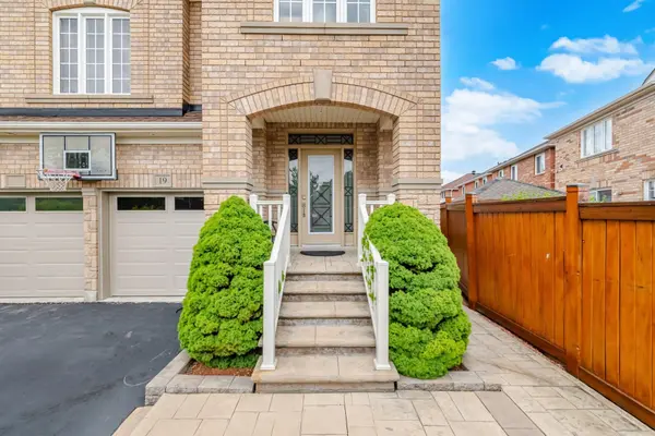 19 Thornbush BLVD, Brampton, ON L7A 0K5