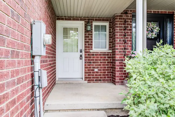 208 Featherstone CRES, Kitchener, ON N2R 1Z4