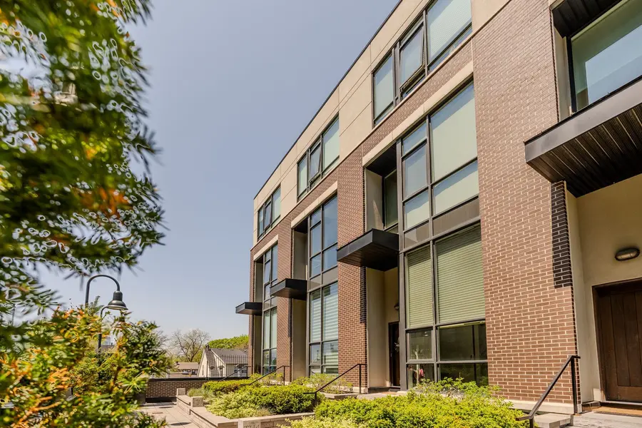 2 Bellefair AVE #TH5, Toronto E02, ON M4L 3T8