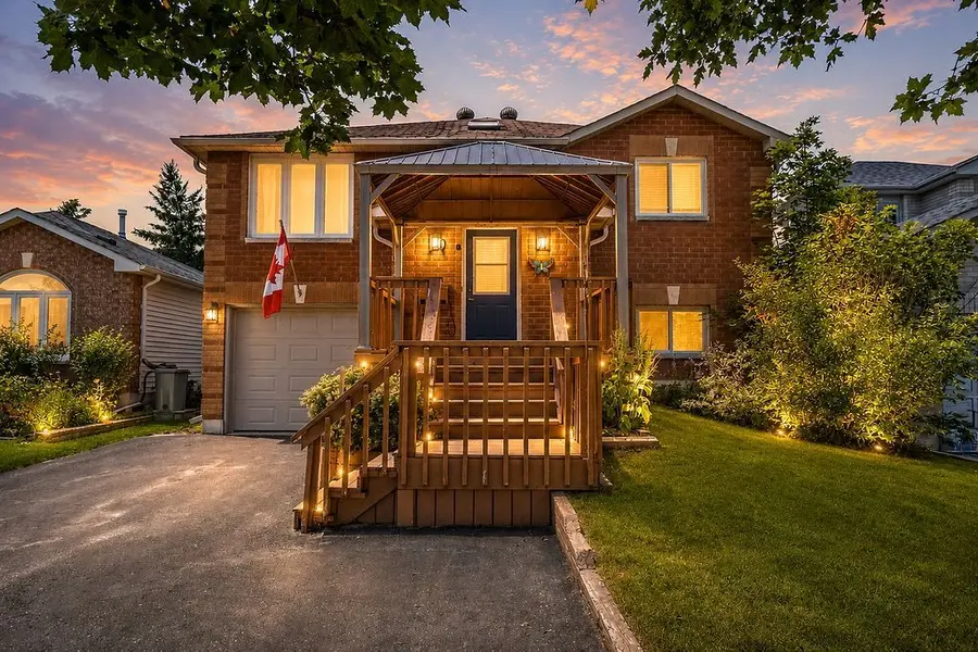 10 Palling LN, Barrie, ON L4M 6H4