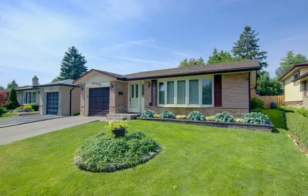 141 Hazelglen DR, Kitchener, ON N2M 2E6