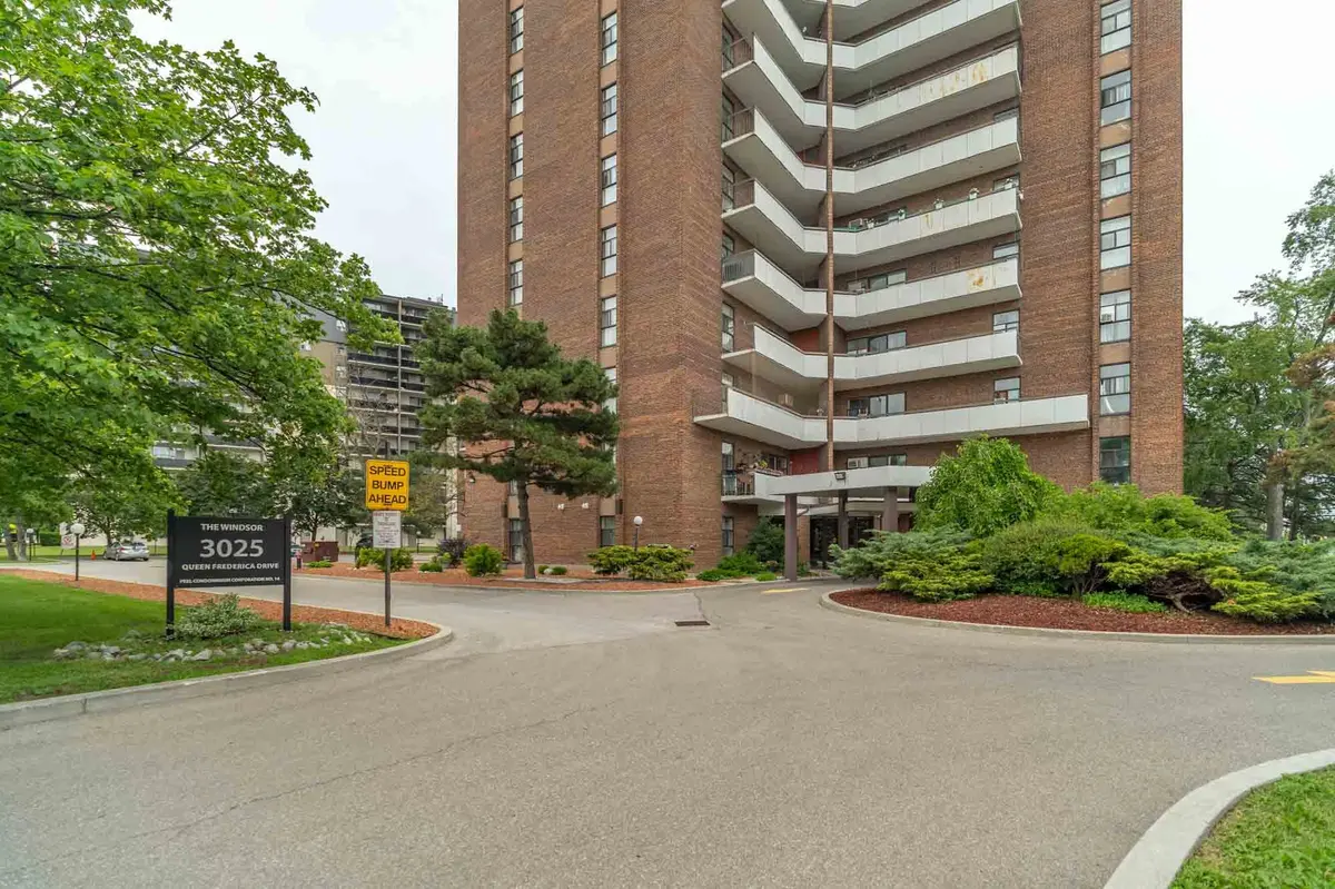 3025 Queen Frederica DR #807, Mississauga, ON L4Y 3A1