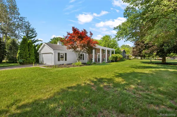 13428 SEQUOIA LN, Green Oak Township, MI 48178