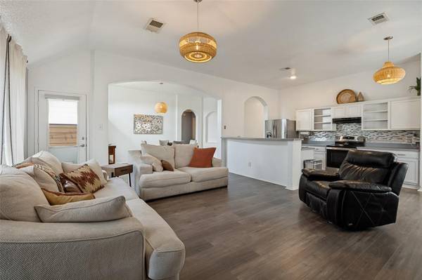 902 Cutting Horse Drive, Mansfield, TX 76063