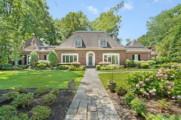 2 Canoe Ln, Roseland Boro, NJ 07068