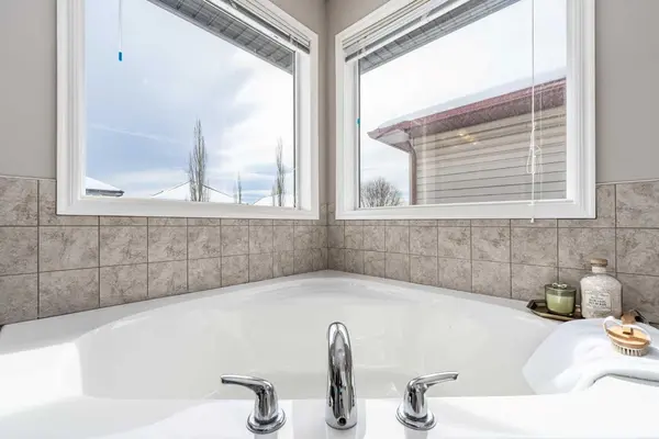 18 Tuscany Summit GN NW, Calgary, AB T3L 0B8