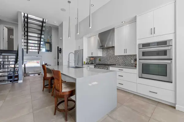831 22 AVE NW, Calgary, AB T2M 1P3