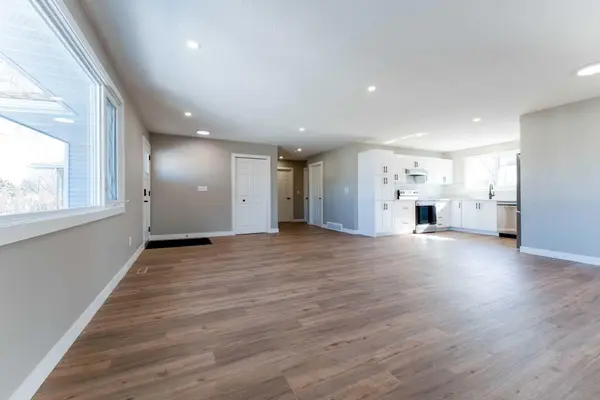25 Osborne ST, Red Deer, AB T4N 5C1