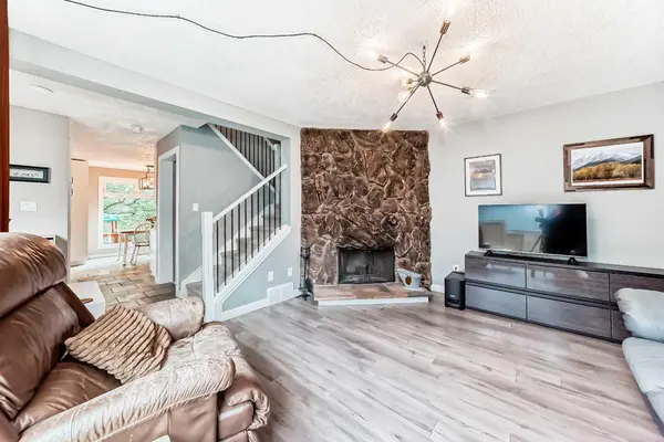 6739 Coach Hill RD SW, Calgary, AB T3H 1V7