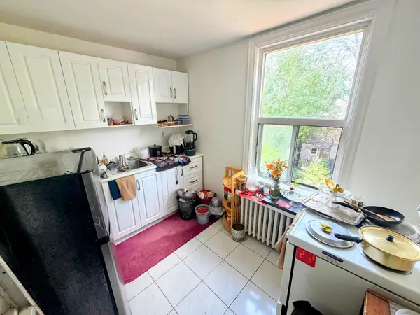636 Clinton ST, Toronto C02, ON M6G 2Z7