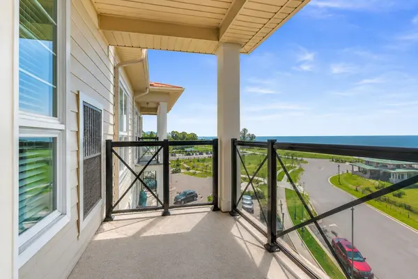 50 Lakebreeze DR #415, Clarington, ON L1B 0V9