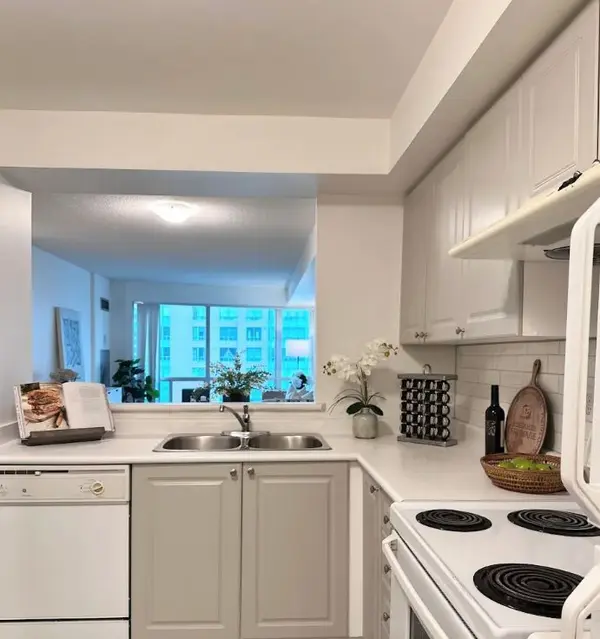 18 Lee Centre DR #2110, Toronto E09, ON M1H 3H5