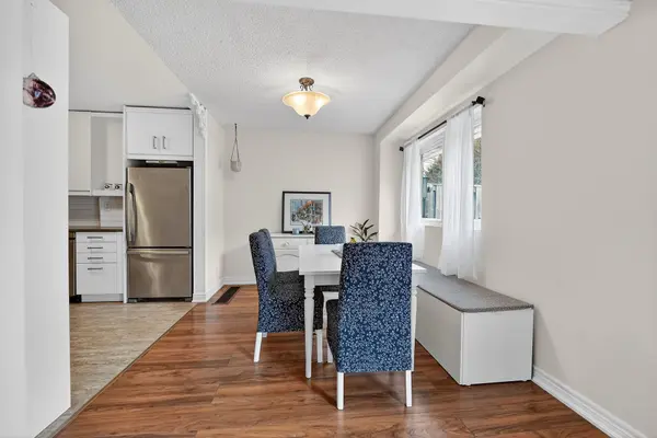 453 Woodview RD #4, Burlington, ON L7N 2Z9
