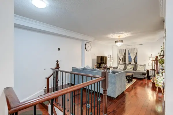 17 Rock Haven LN, Brampton, ON L6X 0H2
