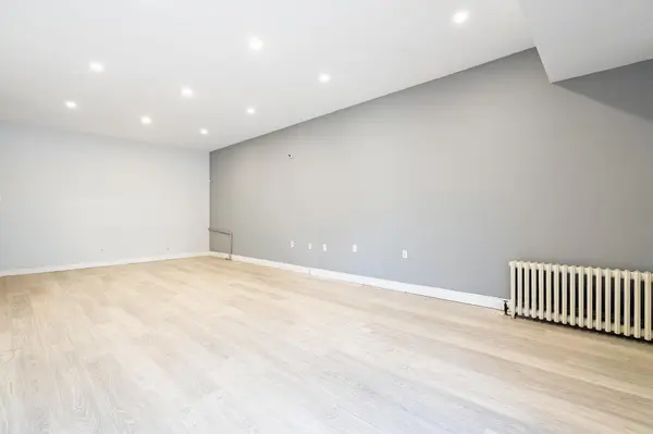 267 Lakeshore RD E, Mississauga, ON L5G 1G8