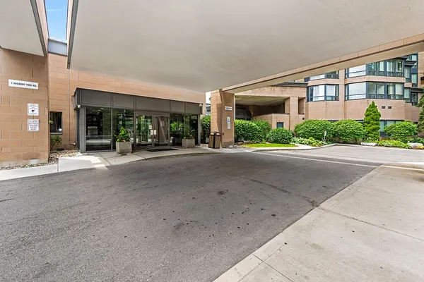 1 Hickory Tree RD #1504, Toronto W04, ON M9N 3W4