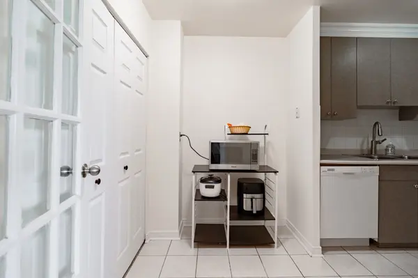3025 Queen Frederica DR #807, Mississauga, ON L4Y 3A1