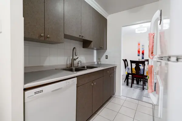 3025 Queen Frederica DR #807, Mississauga, ON L4Y 3A1