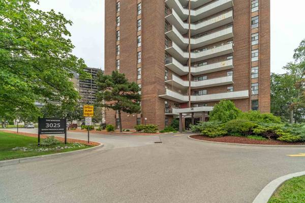 3025 Queen Frederica DR #807, Mississauga, ON L4Y 3A1