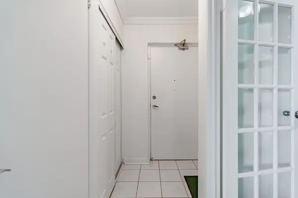 3025 Queen Frederica DR #807, Mississauga, ON L4Y 3A1