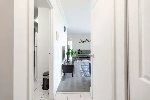 3025 Queen Frederica DR #807, Mississauga, ON L4Y 3A1