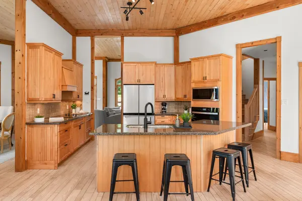 49 Estates DR, Muskoka Lakes, ON P0B 1J0