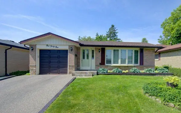 141 Hazelglen DR, Kitchener, ON N2M 2E6