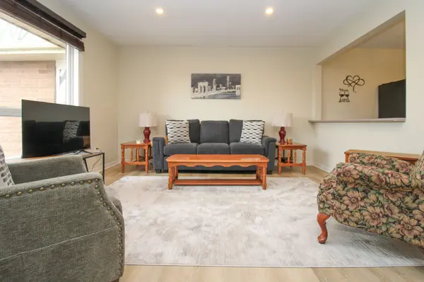 1110 Clonsilla AVE #204, Peterborough, ON K9J 5Y5
