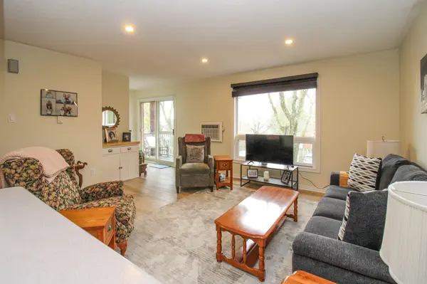 1110 Clonsilla AVE #204, Peterborough, ON K9J 5Y5