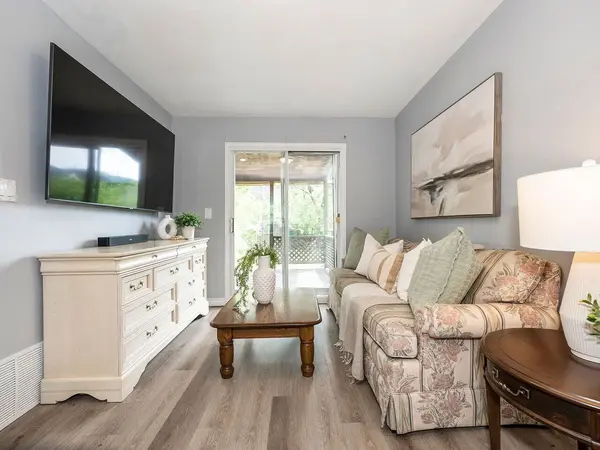 52 Stapleton AVE N, Hamilton, ON L8H 3N5