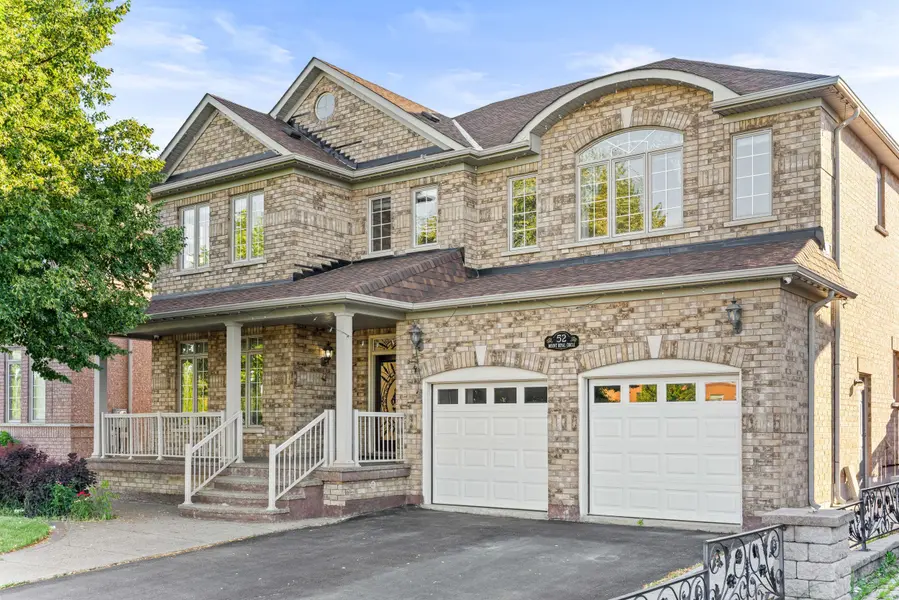 52 Mount Royal CIR, Brampton, ON L6P 2K4