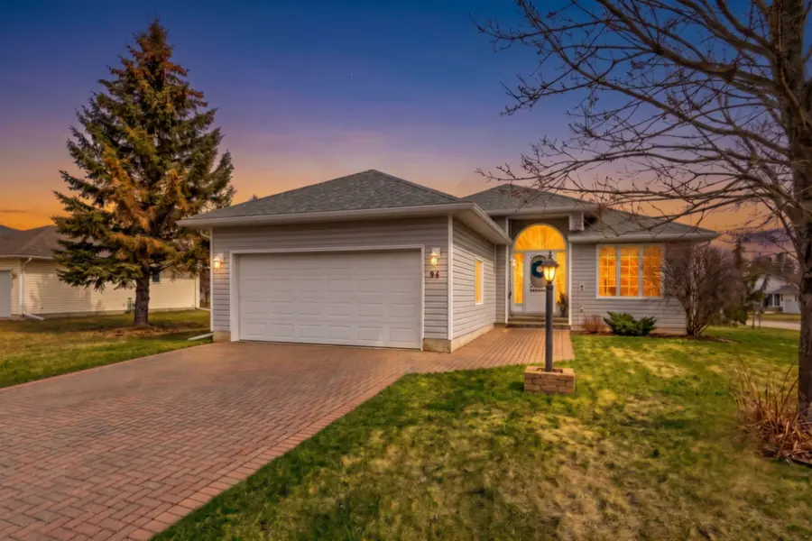 94 Sandbanks CT, Prince Edward County, ON K0K 3L0