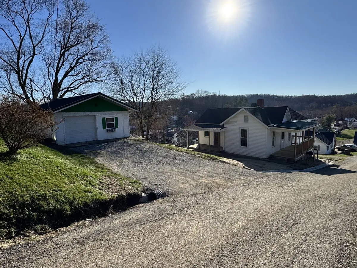 24 Cherry St, Glouster, OH 45732