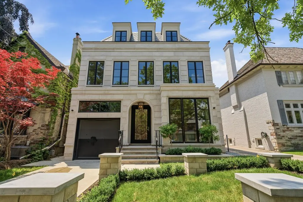 204 Forest Hill RD, Toronto C03, ON M5P 2N4