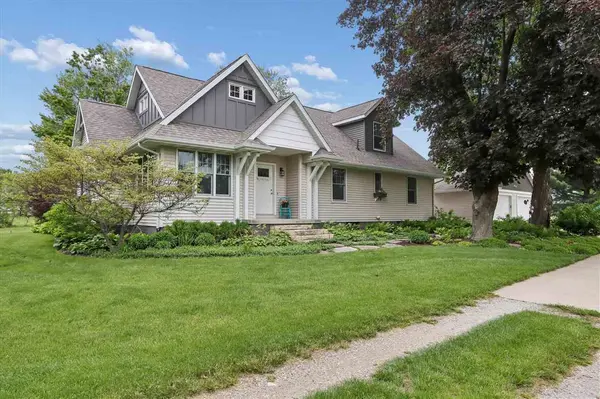 5401 Alburnett Rd, Marion, IA 52302