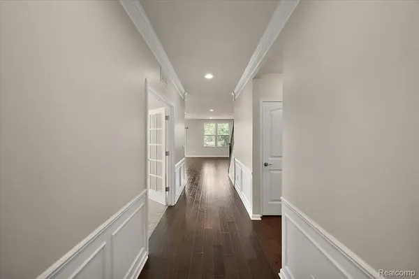 2060 Trimble ST, Orion Charter Township, MI 48360