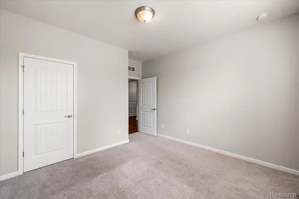 2060 Trimble ST, Orion Charter Township, MI 48360