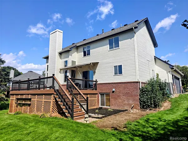 221 Maplewood DR, Brandon Charter Township, MI 48348