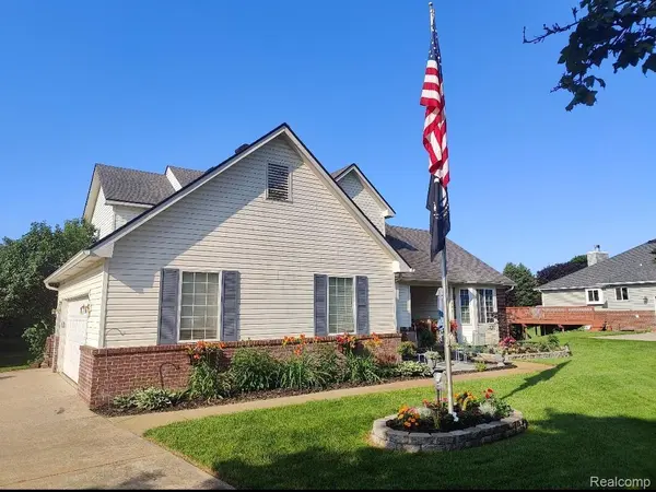 221 Maplewood DR, Brandon Charter Township, MI 48348