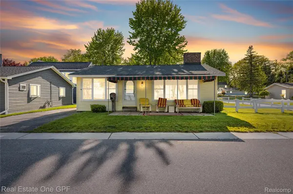 5871 Manor DR, Fort Gratiot Charter Township, MI 48059
