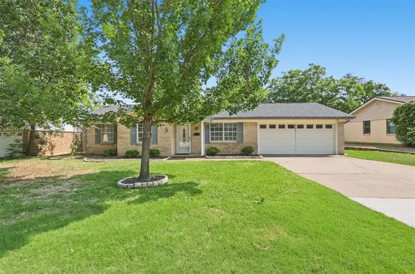 205 W Huitt Lane, Euless, TX 76040