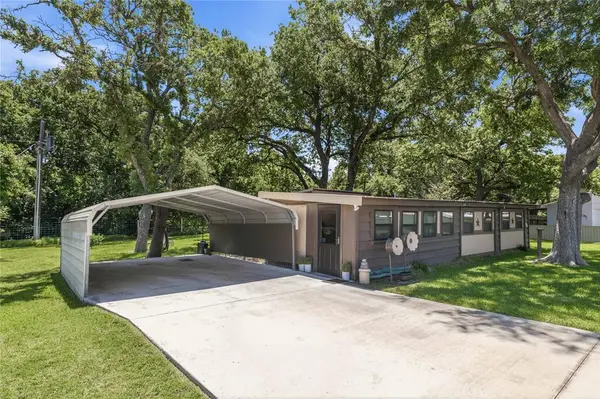 641 S Lamar Street, De Leon, TX 76444