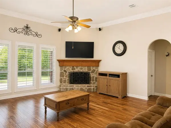 253 S Natural Springs Lane, Azle, TX 76020