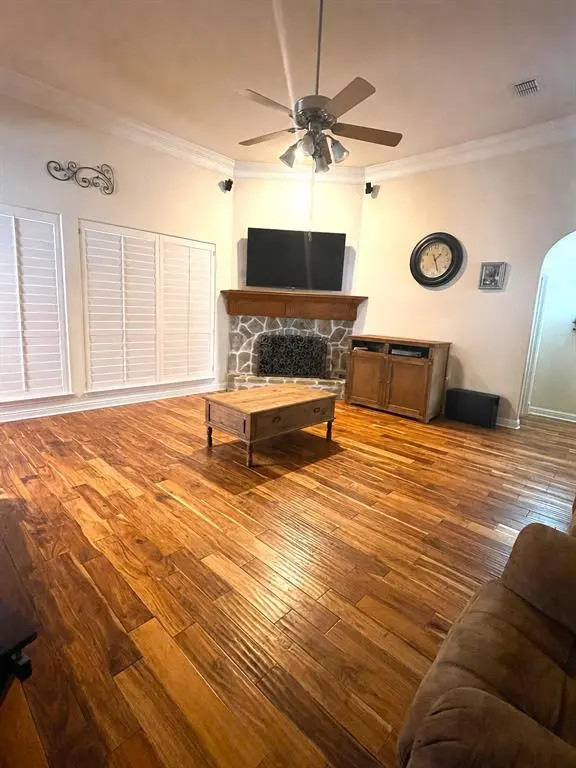 253 S Natural Springs Lane, Azle, TX 76020