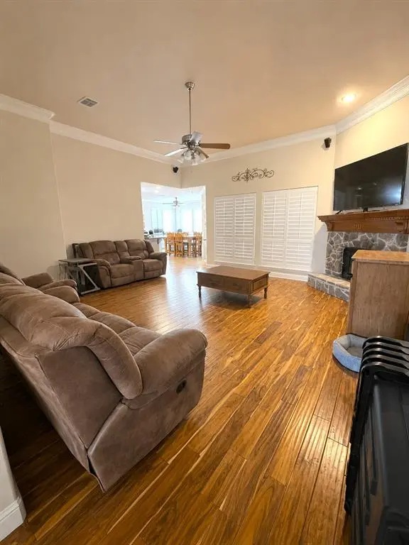 253 S Natural Springs Lane, Azle, TX 76020