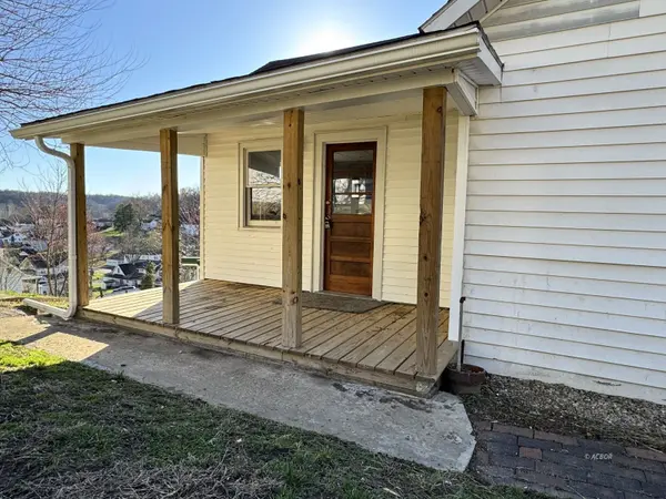 24 Cherry St, Glouster, OH 45732