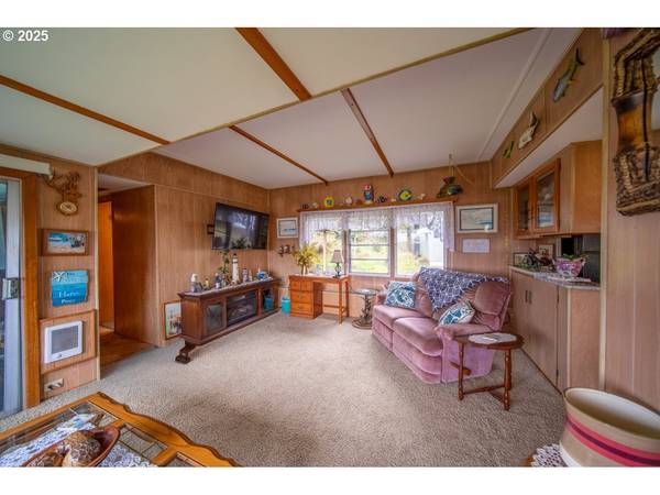 1900 ROWE ST, Reedsport, OR 97467