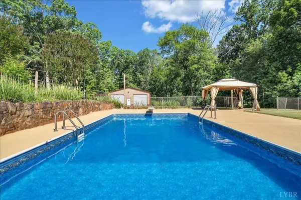 121 Ridgeview RD, Hurt, VA 24563